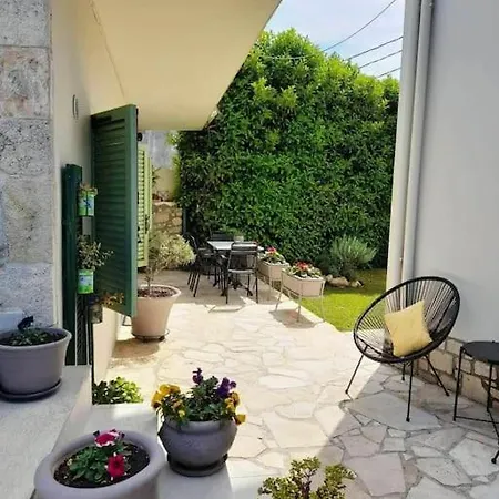 Rodon - With Seaview Backyard In Appartement *