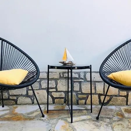 Rodon - With Seaview Backyard In Appartement